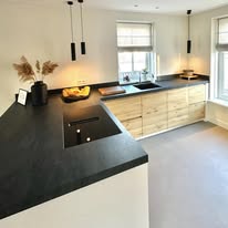 Keuken met houten fronten en donker werkblad