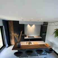 Maatwerk tv-wand met haard in een lichte woonkamer