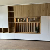 Wandkast in wit en eiken met open vakken en lattenwerk