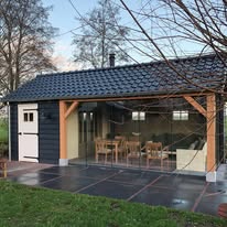 Buitenverblijf met glazen wand en houten plafond