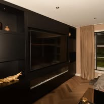 Donkere tv-wand met haard en visgraatvloer