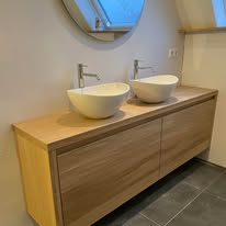Houten badkamermeubel met twee waskommen en ronde spiegel